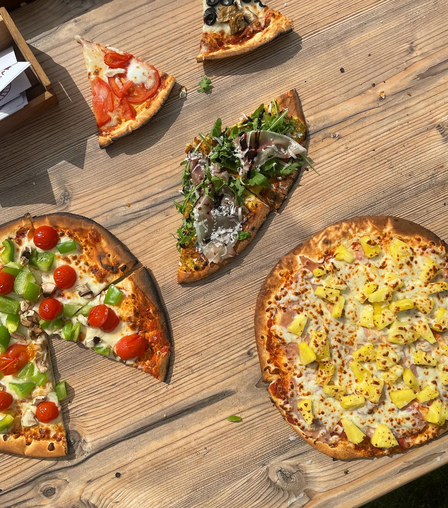 Yes we know, nen Hawaï is geen echte pizza maaaar die van ons is met verse ananas en echt heel lekker!! 🍕😍🍍
Benieuwd? Check onze website www.il-ardente.be