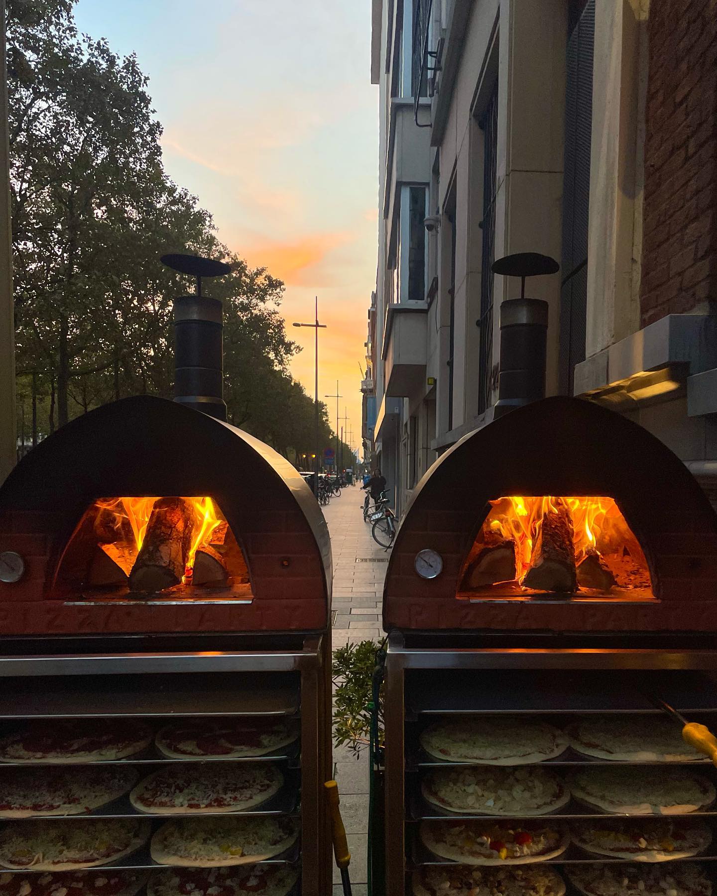 Weer klaar om de lekkerste pizza’s te bakken 😍
#pizza #pizzalover #foodtruck #pizzakraam #belgie #communie #huwelijk #houtovens #houtovenpizza #antwerpen