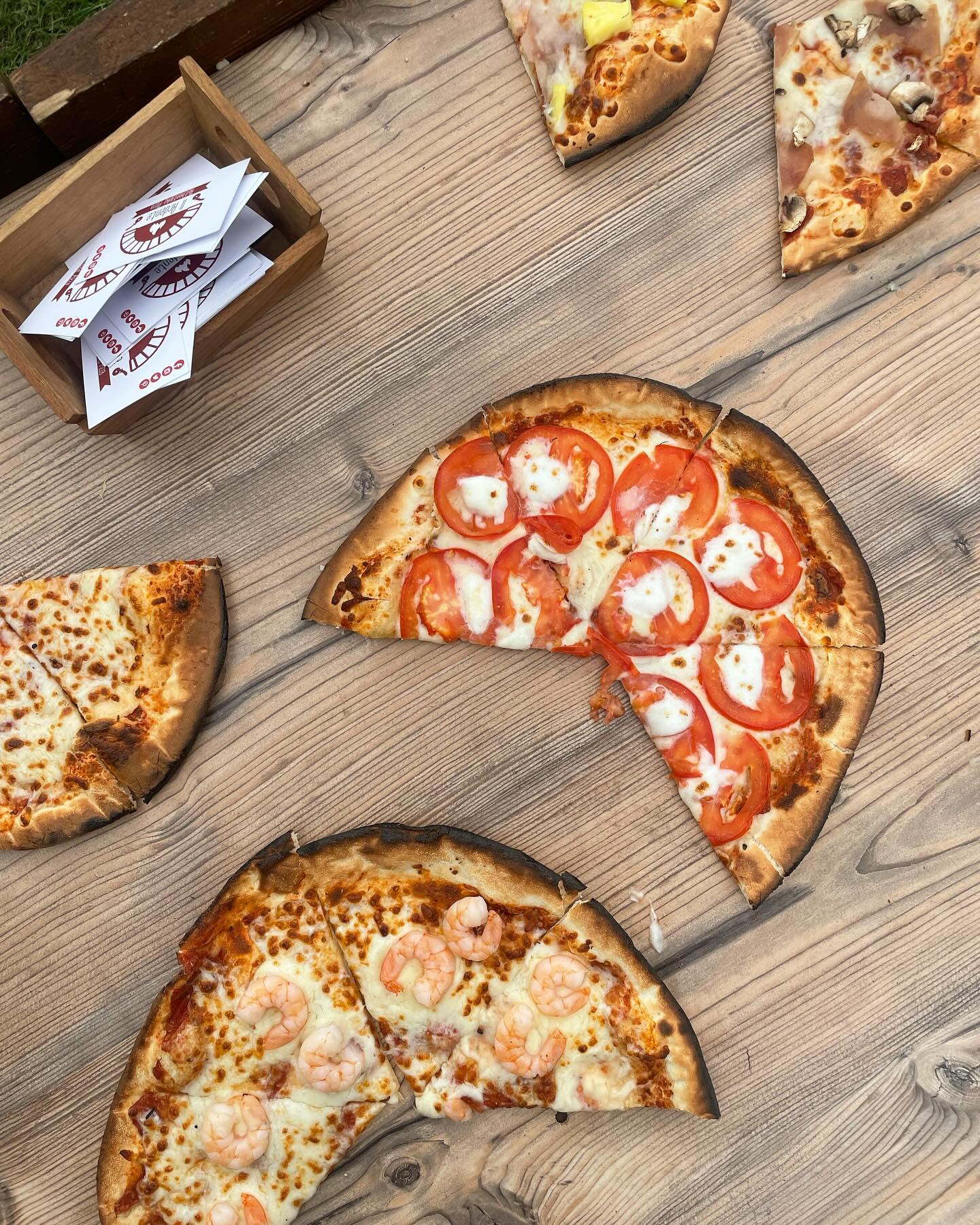 Geloof mij, wij kunnen soms ook moeilijk kiezen tussen al die lekkere pizza’s 😋😍🍕
#pizza #pizzatime #pizzalover #pizzakraam #houtoven #houtovenpizza #foodtruck #antwerpen #belgie